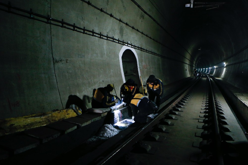 凤庆铁路运营隧道病害现状